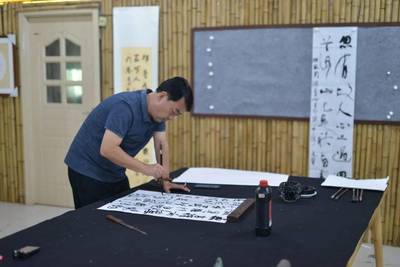 風(fēng)華百年 藍(lán)焰閃耀——蚌埠支隊(duì)邀請(qǐng)文化名家開(kāi)展主題文藝創(chuàng)作